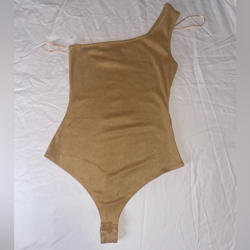 lelis collection tannish brown one sleeve bodysuit | kelsi’s kloset